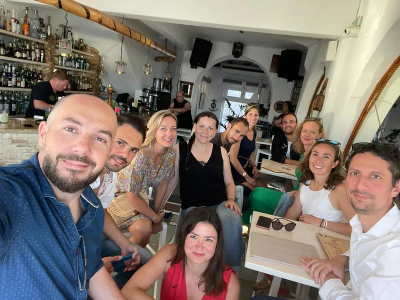 R-Advertising team selfie