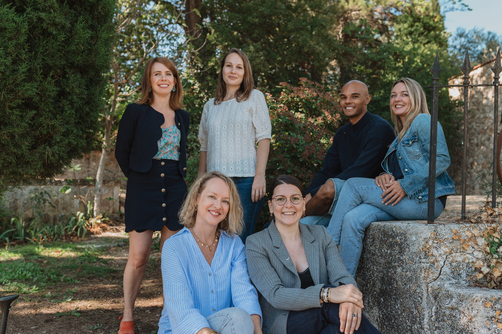 R-Advertising team together