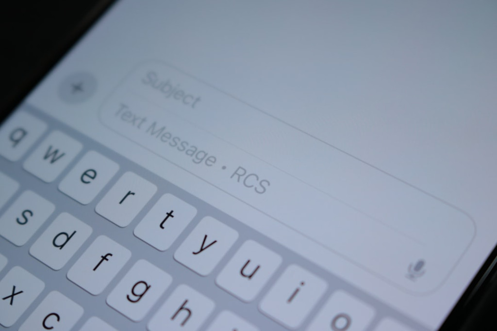 SMS enrichi vs SMS classique : quels gains de performance pour vos campagnes ?